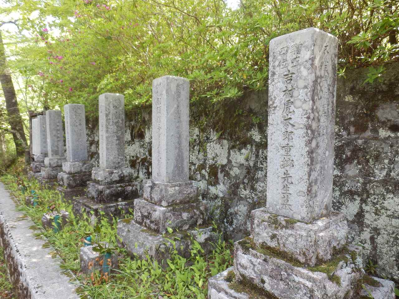 六志士の墓